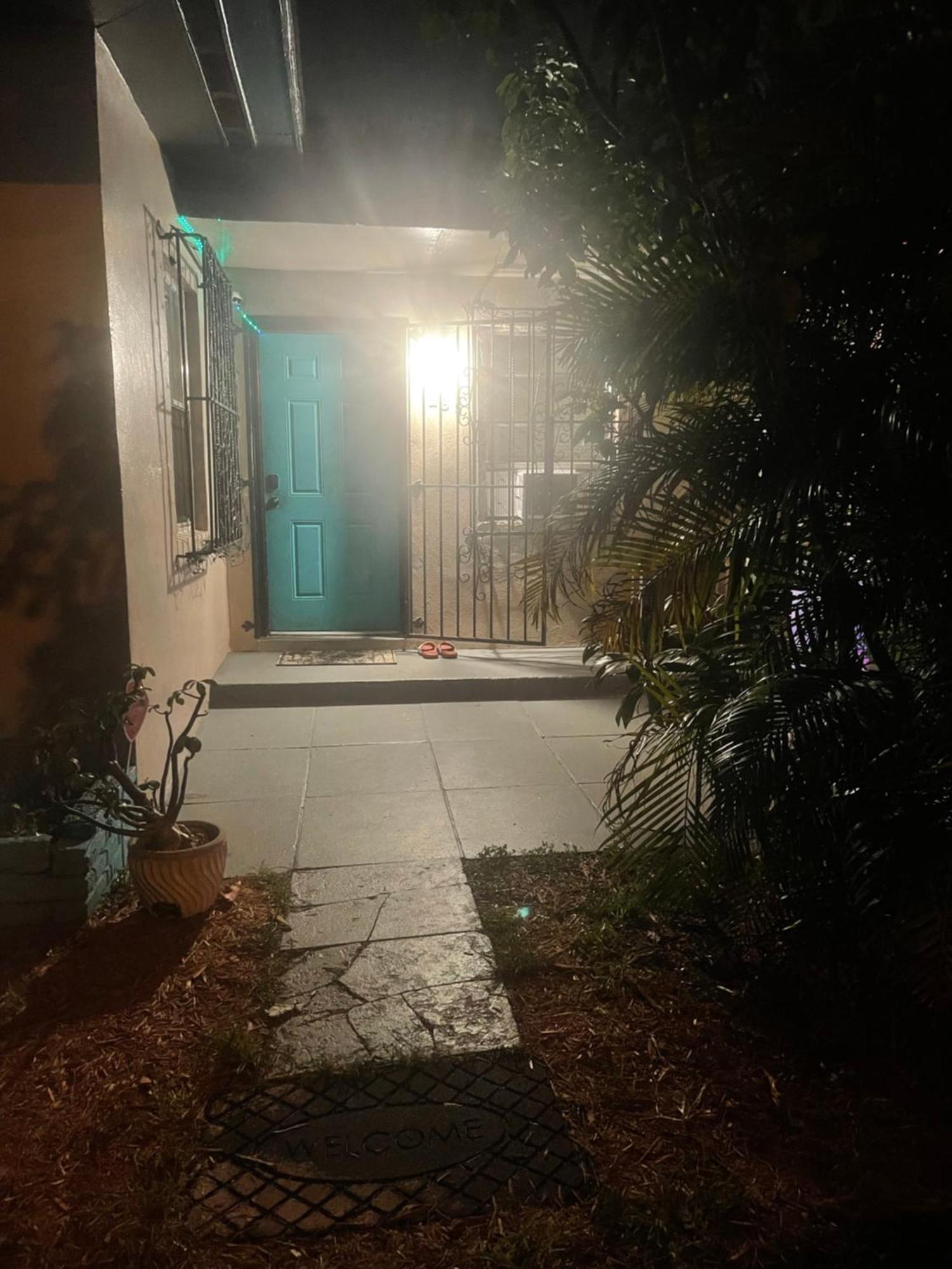 Miami Vibes "Hostel-Like" Shared Room Норт Маями Екстериор снимка